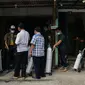 Pembeli mengantre dengan membawa tabung di tempat pengisian Oxygen Medical di Jalan Minang Kabau, Jakarta, Senin (28/6/2021). Permintaan pengisian oksigen di agen tabung oksigen di Jakarta alami peningkatan seiring lonjakan kasus COVID-19 yang terjadi dalam satu pekan terakhir. (Liputan6.com/Faizal