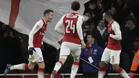 Para pemain Arsenal merayakan gol ke gawang Chelsea pada laga semifinal Piala Liga Inggirs di Emirates stadium, London, (24/1/2018). Arsenal menang 2-1. (AP/Matt Dunham)