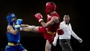 Atlet wushu China, Li Mengfan, terkena tendangan atlet wushu Iran, Foroud Zafari, pada laga final Asian Games XVIII di JiExpo Kemayoran, Jakarta, Kamis (23/8/2018). (Bola.com/Vitalis Yogi Trisna)