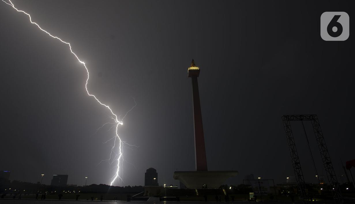 Foto Penampakan Sambaran Petir Saat Hujan Di Jakarta News