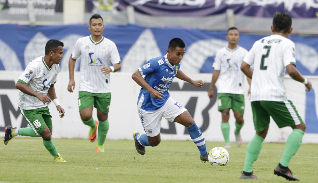 Gelandang Persib Bandung, Febri Hariyadi, berusaha melewati pemain Persiwa Wamena pada laga Piala Indonesia di Stadion Si Jalak Harupat, Bandung, Senin (11/2). Persib menang 7-0 atas Persiwa. (Bola.com/M Iqbal Ichsan)