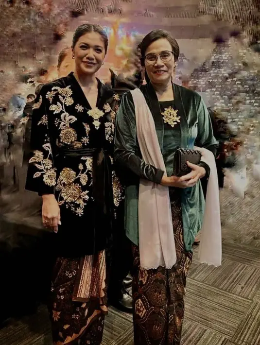 Tampil kompak dalam balutan kebaya velvet, Sri mulyani tampak sederhana dengan nuansa hijau. Franka memilih nuansa hitam dengan bordiran emas yang mewah. [Foto: Instagram/ Sri Mulyani]