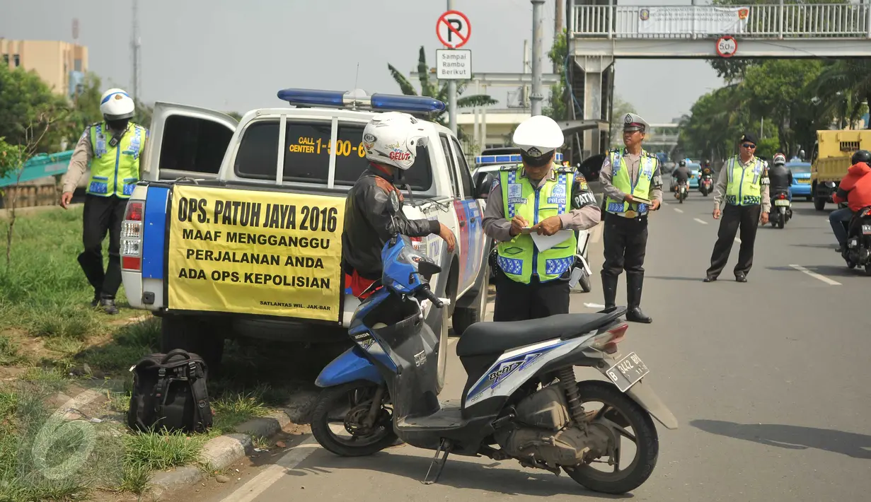 Direktorat Lalu Lintas Polda Metro Jaya merazia sejumlah kendaraan dalam rangka Operasi Patuh Jaya di Jalan Raya Pesing, Jakarta, Rabu (18/5). Razia untuk mengantisipasi sepeda motor yang melawan arus dan masuk jalur flyover. (Liputan6.com/Gempur M Surya)