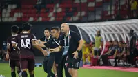 Pelatih PSM Makassar Bernardo Tavares melakukan selebrasi dengan pemainnya usai Yakob Sayuri mencetak gol pertama PSM ke gawang Kedah Darul Aman. (Bola.com/Maheswara Putra)