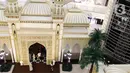 Pengunjung melihat-lihat instalasi Istana Alhambra di Mal Senayan City, Jakarta Pusat, Kamis (15/4/2022). Instalasi megah setinggi 14 meter itu merupakan perwujudan dari tema The Divine Ramadan yang dibuat untuk menyemarakkan bulan puasa. (Liputan6.com/Herman Zakharia)