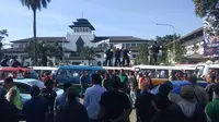 Angkot mogok massal tolak taksi online Bandung (Liputan6.com / Kukuh Saokani)