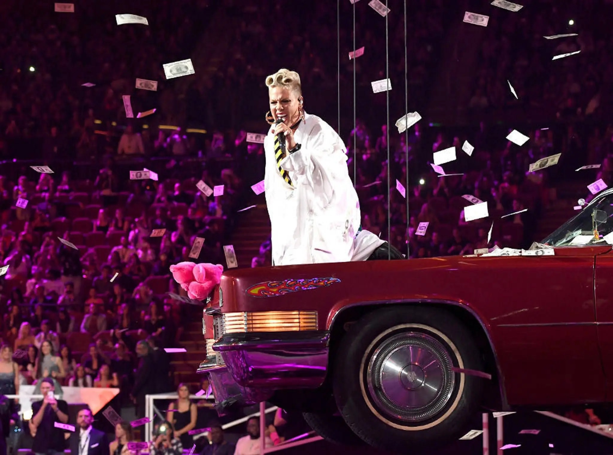 Pink saat tampil di MTV VMA 2017 (E! News/ Kevin Winter/Getty Images)