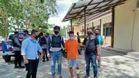 Aksi gila predator anak berinisial IS (42) di Bone Bolango, Gorontalo, akhirnya terhenti. Polisi langsung IS setelah berhasil mengendus lokasi persembunyiannya pada Senin, 11 Mei 2020. (Liputan6.com/ Arfandi Ibrahim)