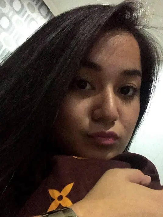 Sekitar sebulan kemudian, Anisa Bahar mengakui telah memiliki dua orang anak.Namun Anisa dan Memo saling lapor polisi pada Mei 2003. Ani mengadukan Memo ke Kepolisian Daerah Metro Jaya, Senin (12/5). Memo didampingi Hotman Paris Hutapea melaporkan balik.