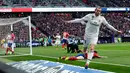 Gelandang Real Madrid, Gareth Bale berselebrasi usai mencetak gol ke gawang Atletico de Madrid pada pertandingan lanjutan La Liga Spanyol di stadion Wanda Metropolitano (9/2). Real Madrid menang 3-1 atas Atletico. (AP Photo/Manu Fernandez)