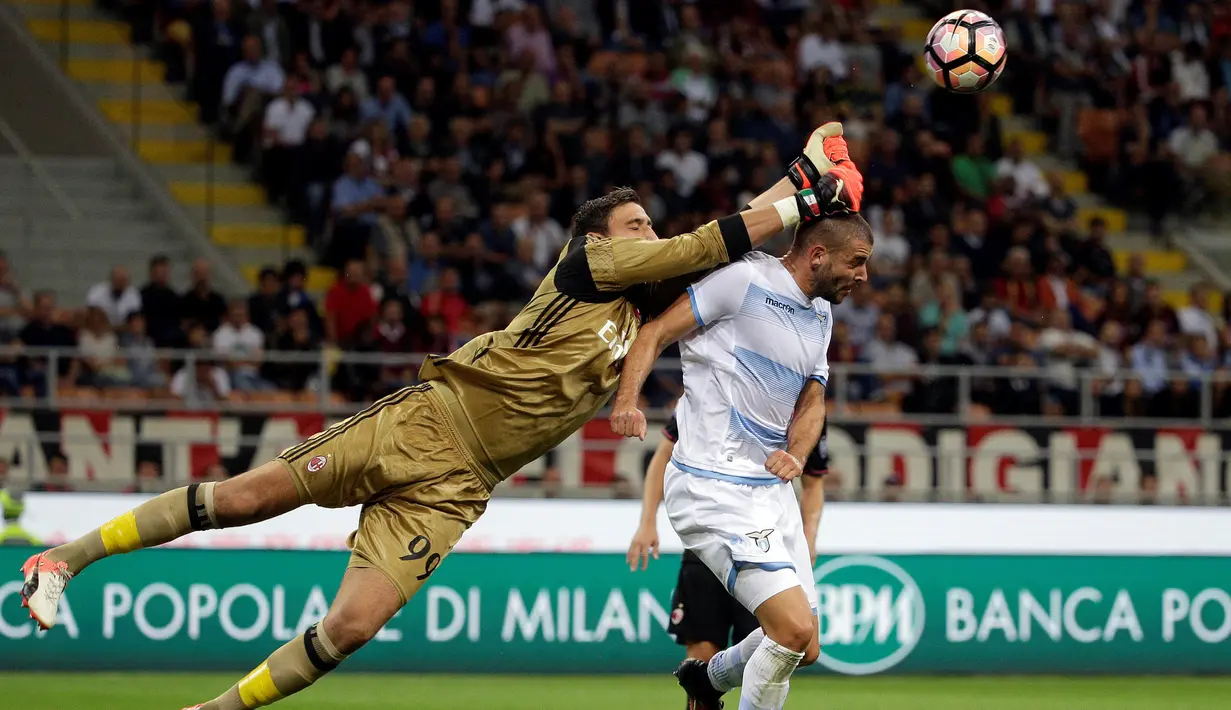 Kiper AC Milan, Gianluigi Donnarumma berusaha menghalau bola sundulan penyerang Lazio, Filip Djordjevic pada liga Italia di stadion San Siro, Milan, Italia, (21/9). AC Milan menang atas Lazio dengan skor 2-0. (REUTERS/Max Rossi)