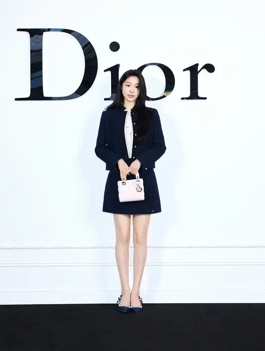 Kim Yuna pilih tampil feminine casual dengan kemeja putih motif floral. Dilapisi dengan setelan blazer dan rok mini navy, serta Mini Lady Dior [Dior]