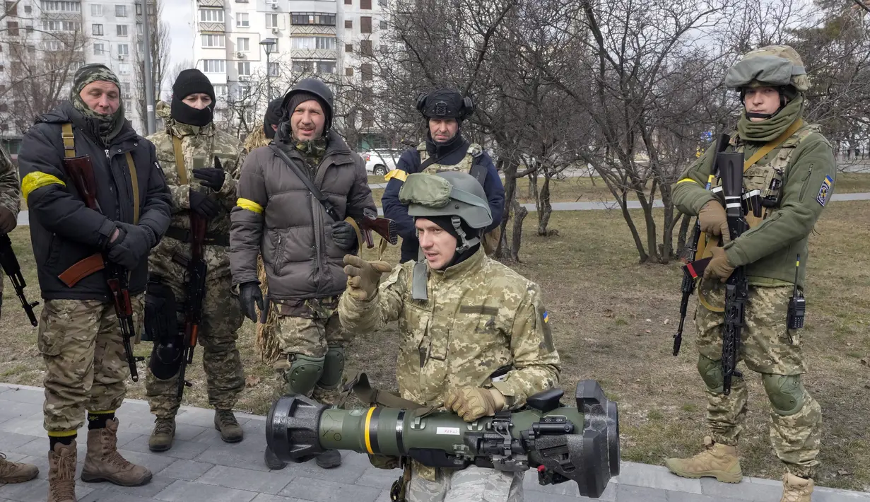 Anggota Pasukan Pertahanan Teritorial Ukraina memegang senjata anti-tank NLAW, di pinggiran Kyiv, Ukraina (9/3/2022). Pihak berwenang mengumumkan gencatan senjata baru pada hari Rabu untuk memungkinkan warga sipil melarikan diri dari kota-kota di sekitar ibu kota, Kyiv. (AP Photo/Efrem Lukatsky)