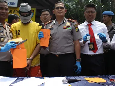 Polsek Metro Penjaringan merilis kasus perdagangan manusia yang di pekerjakan sebagai PSK di lokalisasi liar Kalijodo, Jakarta, Senin (24/8/2015). Polisi membekuk KMD ( 70) yang akan menjual dua abg kepada pria hidung belang. (Liputan6.com/Gempur M Surya)