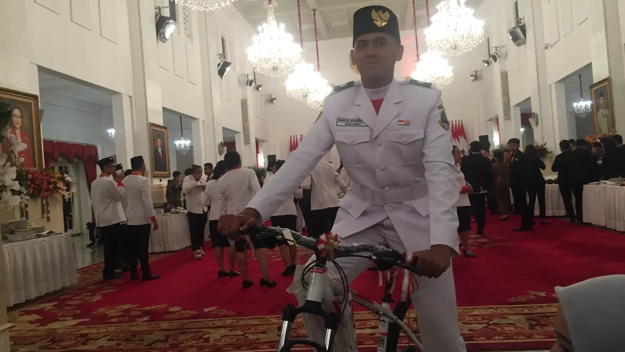 Gugup saat Mengerek Bendera, Paskibraka Asal Jabar Ini Diberi Jokowi Sepeda