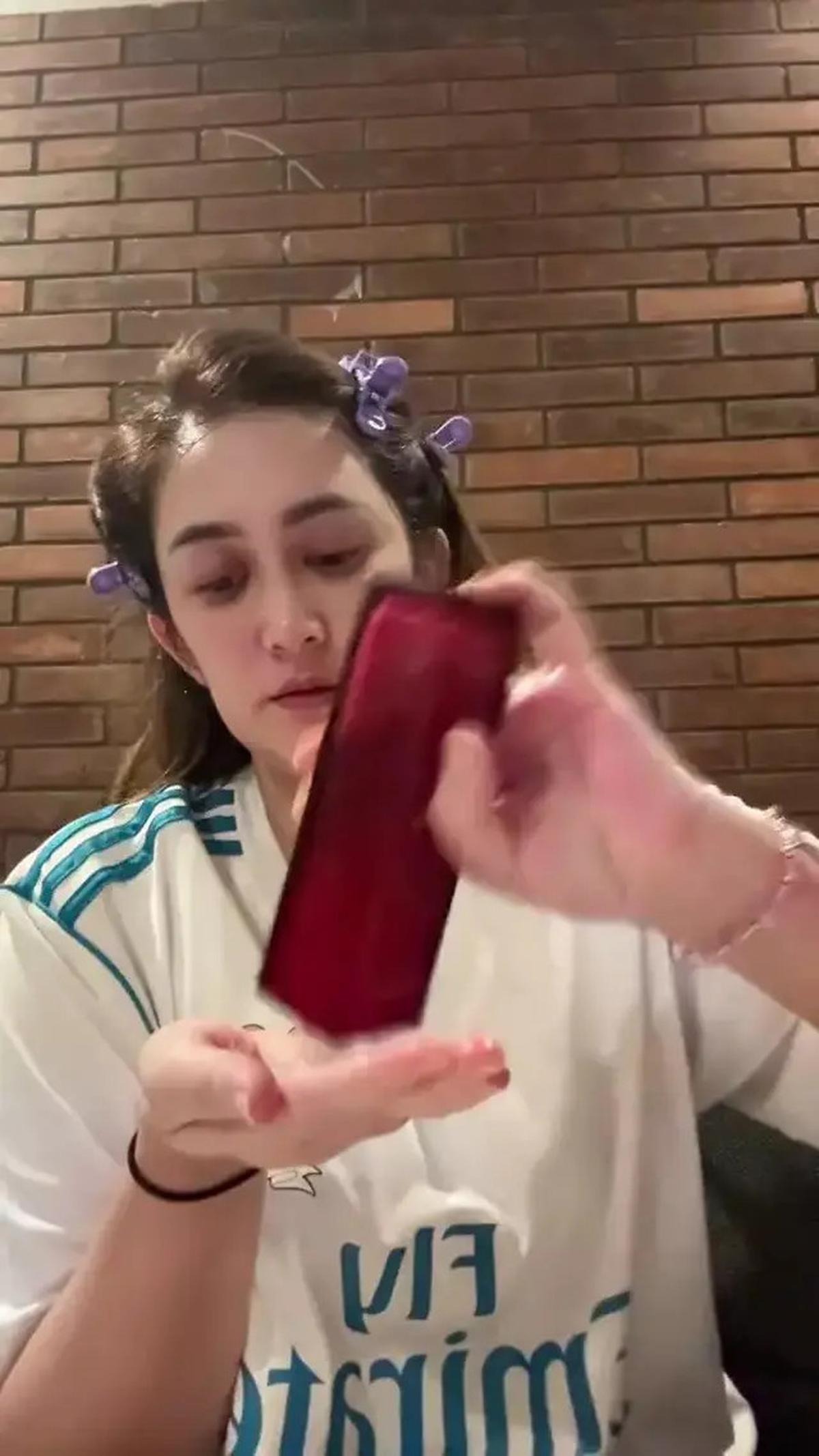 5 Rutinitas Skincare Malam Nafa Urbach Ini Bikin Wajah Kencang di Usia 40-an, Tanpa Operasi Plastik