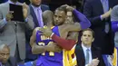 Bintang Cleveland Cavaliers, LeBron James, memeluk bintang Los Angeles Lakers, Kobe Bryant, sesaat sebelum berakhirnya pertandingan kedua tim di Quicken Loans Arena, Cleveland, AS. (10/2/2016). (Reuters/David Richard-USA TODAY Sports)