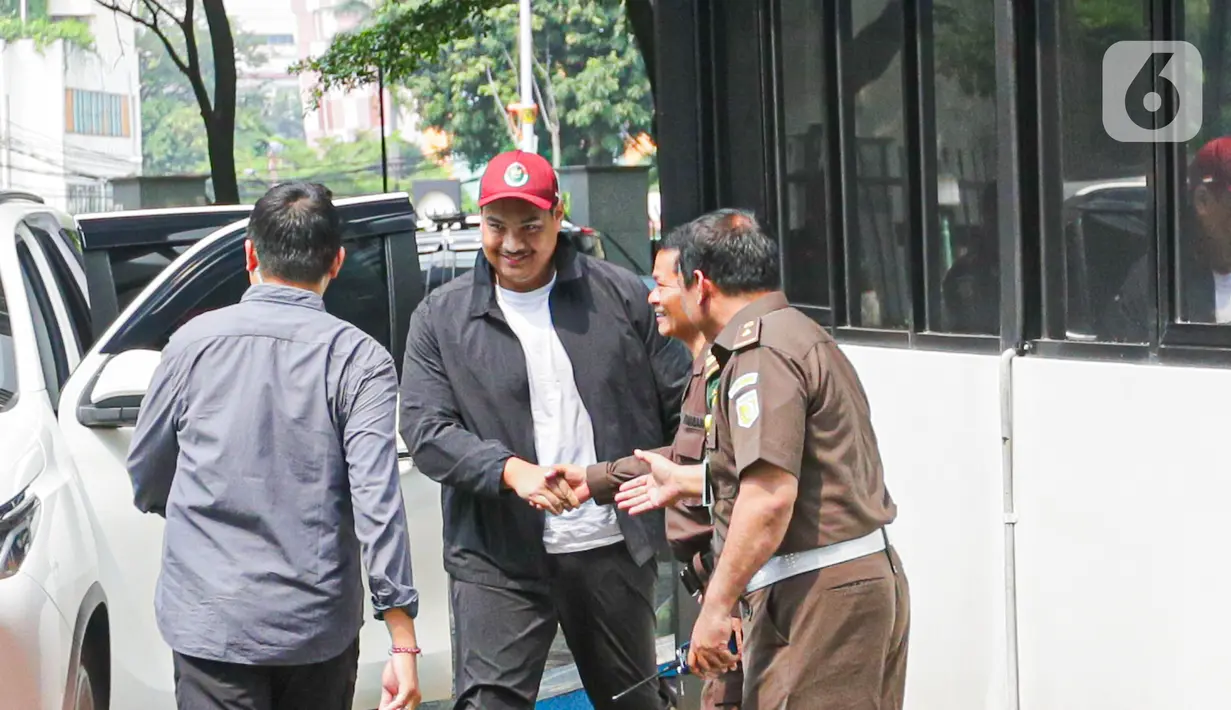 Menpora Dito tiba di gedung Kejaksaan Agung, Jakarta Selatan, pada Senin (3/7/2023) pukul 13.01 WIB. (Liputan6.com/Faizal Fanani)