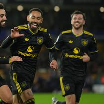 Pemain Manchester United Bruno Fernandes merayakan golnya dalam laga Premier League melawan Wolverhampton Wanderers di Molineux Stadium, Inggris, Selasa, 9 Desember 2025. (Foto AP/Dave Shopland)