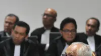 OC Kaligis membacakan Eksepsi di Pengadilan Tipikor, Jakarta, Kamis (10/09/2015). OC Kaligis dalam eksepsi nya meminta kepada hakim untuk menambah hari kunjungan untuk 257 orang. (Liputan6.com/Andrian M Tunay)