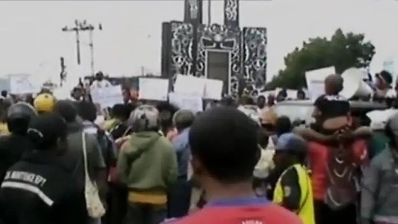 Aksi Unjuk Rasa Warga Papua Desak PT Freeport Mundur 