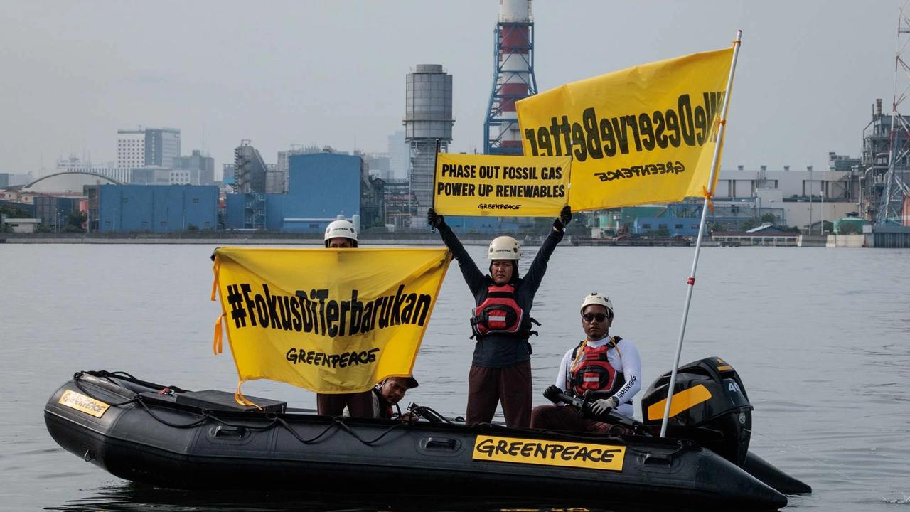 FOTO: Aksi Aktivis  Greenpeace di PLTU Muara Karang Soroti Arah Kebijakan Energi Indonesia