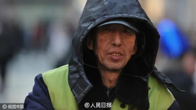 Salut, Tukang Sapu Jalanan Ini Sekolahkan 37 Anak