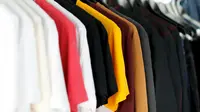 Ilustrasi produk white label, kaus, t-shirt. (Photo by Parker Burchfield on Unsplash)