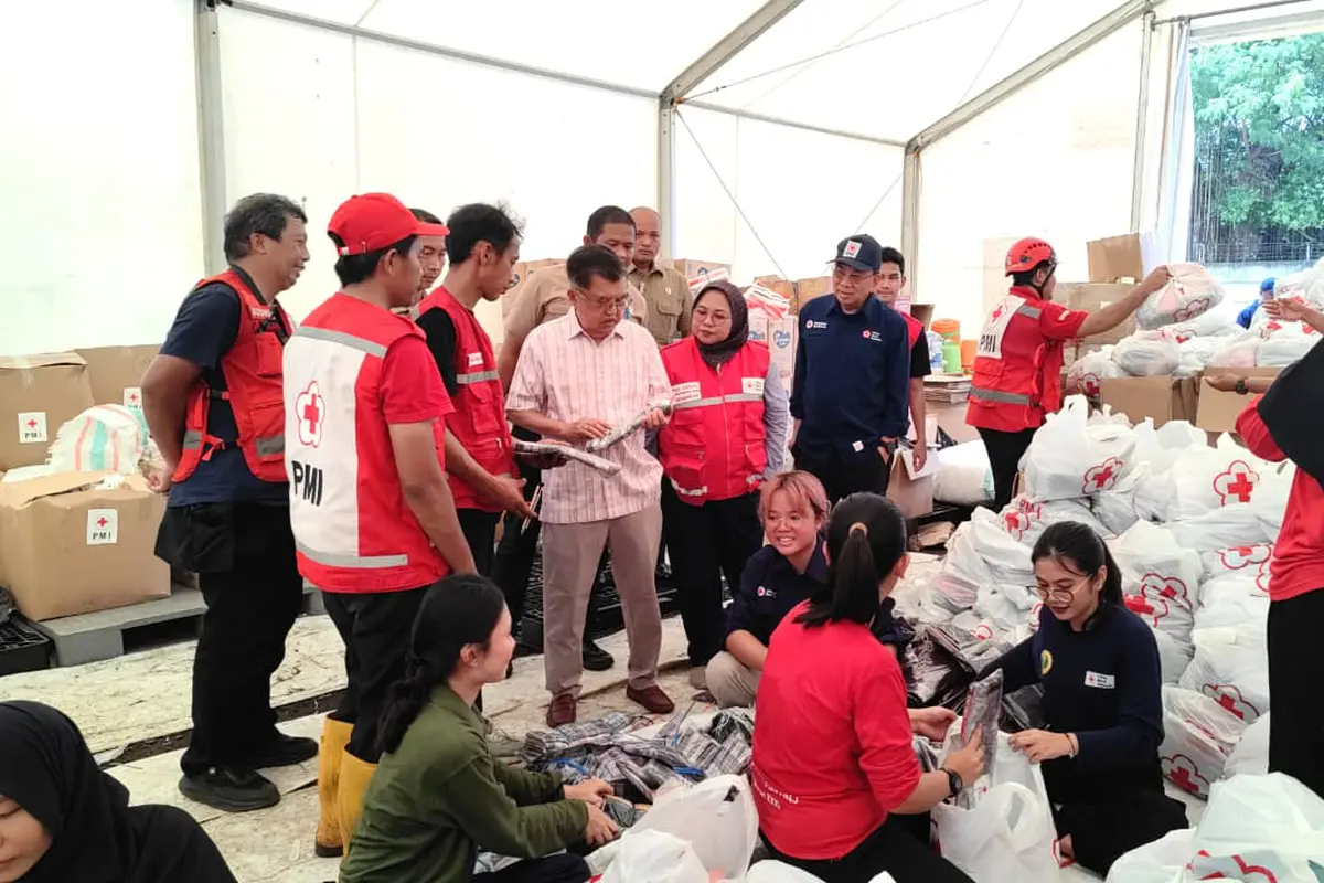 Ketua umum PMI Jusuf Kalla meninjau persiapan bantuan untuk rehabilitasi pascabencana di Gudang Logistik PMI, Jakarta Selatan, Kamis (1/1/2026).