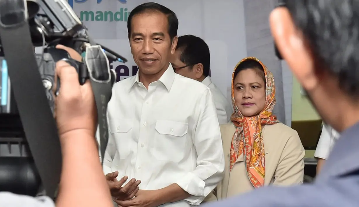 Presiden Joko Widodo (Jokowi) bersama Ibu Negara, Iriana dalam jumpa pers kelahiran Kahiyang Ayu di RS YPK Menteng, Jakarta, Rabu (1/8). Kahiyang melahirkan anak perempuan berbobot 3,4 kg dan panjang 49 cm. (Liputan6.com/Pool/Kris - Biro Pers Setpres)