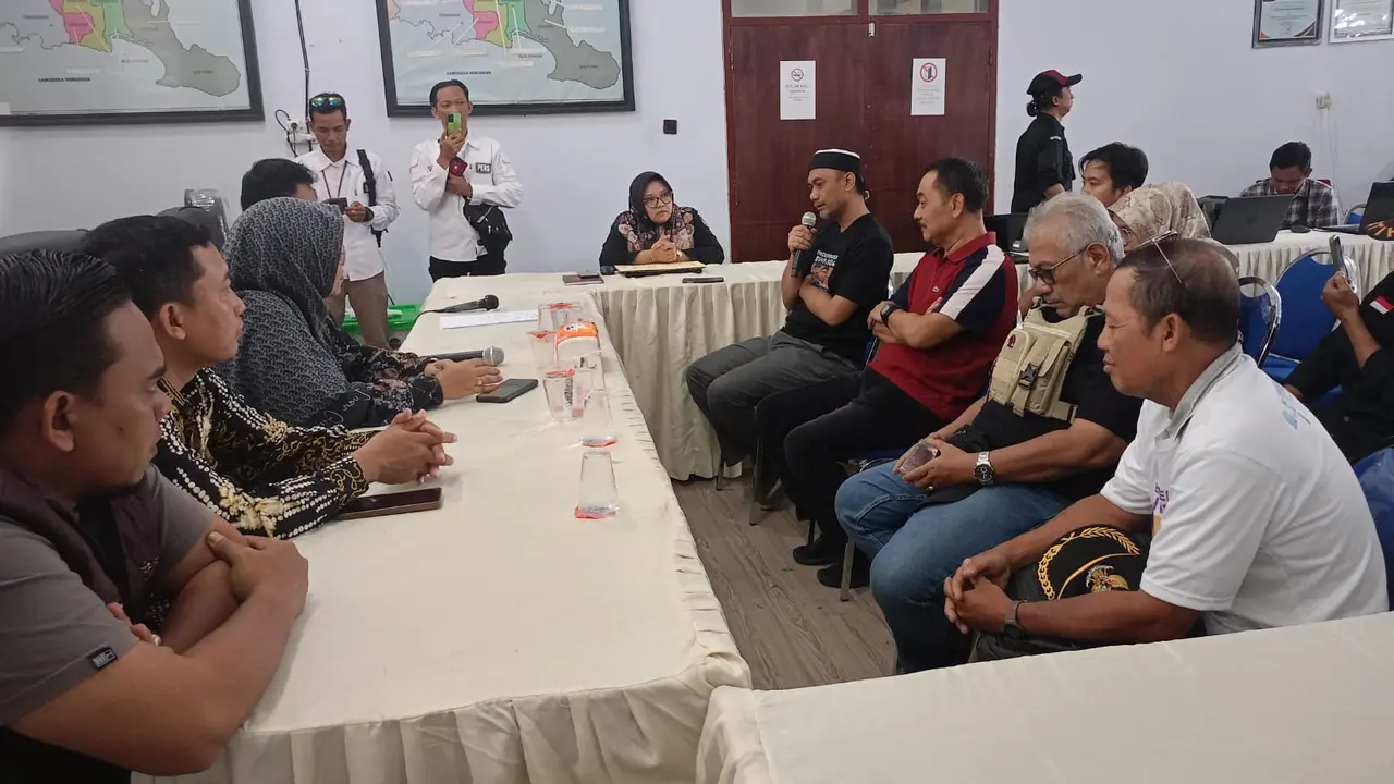 Pasangan Bakal Calon Bupati dan Wakil Bupati Banyuwangi dari jalur independen Yusuf Widiatmoko - Zainuri  mendaftar ke Kantor KPU Banyuwangi (Istimewa)