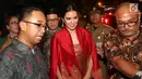 Penyanyi Raisa saat menghadiri resepsi pernikahan putri Presiden Jokowi, Kahiyang Ayu dan Bobby Nasution di Gedung Graha Saba Buana, Solo, Rabu (8/11). Raisa hadir dengan mengenakan dress batik bernuansa merah keemasan. (Liputan6.com/Angga Yuniar)