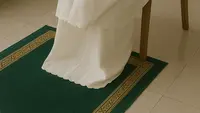 Bolehkah Sholat Sambil Duduk Saat Kaki Capek Berdiri? Ini Panduan Lengkapnya
