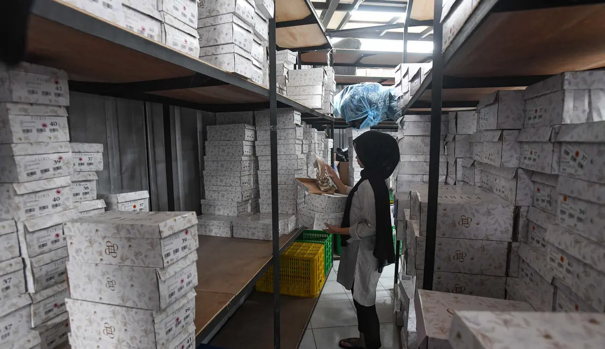 Pekerja melakukan packing produk tas dan sepatu sandal yang akan dikirim ke pelanggan melalui marketplace di bengkel kerja Patris di kawasan Katulampa, Bogor, Senin, 24 Agustus 2026. (KLY/ Arie Basuki)