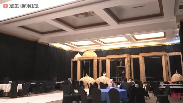 7 Potret Dekorasi Ngunduh Mantu Ria Ricis dan Teuku Ryan, Bernuansa Emas