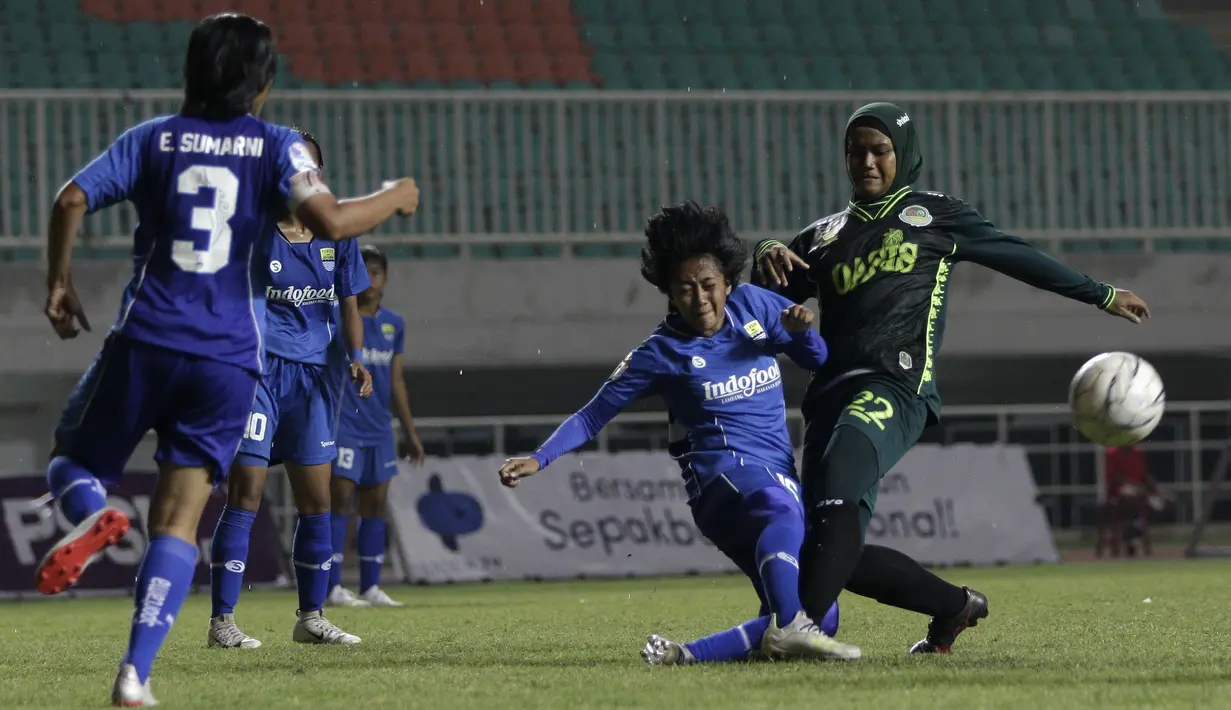 Striker Tira Persikabo Putri, Insyafadya Salsabilla, berebut bola dengan pemain Persib Bandung Putri pada laga Liga 1 Putri 2019 di Stadion Pakansari, Bogor, Kamis (31/10). Persikabo Putri bermain imbang 1-1 atas Persib Putri. (Bola.com/Yoppy Renato)