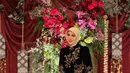 Marini Zumarnis tampil elegan rayakan Hari Kartini dengan kebaya janggan velvet bordir emas. Dipadu dengan kain batik bernuansa gelap dan hijab nude [@marinizurmanisreal]