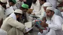 Umat muslim membaca Alquran saat mengikuti itikaf atau berdiam di masjid dan menyembah Allah pada sepuluh hari terakhir bulan Ramadan di sebuah masjid di Lahore, Pakistan, Minggu (26/5/2019). (AP Photo/KM Chaudary)