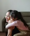 Selain dampak psikologis, orangtua bekerja memiliki dampak positif dan negatif lain yang mungkin dirasakan oleh anak. (Foto: Pexels.com/Ketut Subiyanto)