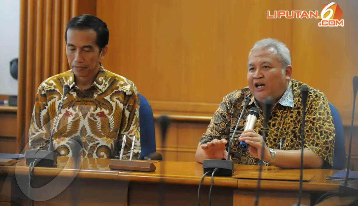 Gubernur DKI Jakarta Joko Widodo dan Rektor ITB Prof. Akhmaloka, Dipl.Biotech., Ph.D. mengadakan jumpa pers usai menandatangi perpanjangan kerjasama di kantor Rektorat ITB, Kamis (17/04/2014) (Liputan6.com/Herman Zakharia).