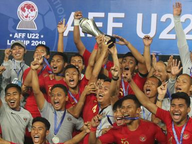 Para pemain Timnas Indonesia merayakan gelar juara Piala AFF U-22 2019 setelah mengalahkan Thailand pada laga final di Stadion National Olympic, Phnom Penh, Selasa (26/2). Indonesia menang 2-1 atas Thailand. (Bola.com/Zulfirdaus Harahap)