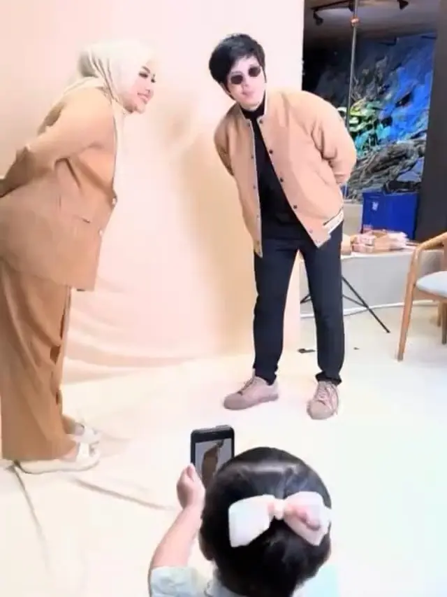 Potret Ameena saat jadi pengarah gaya pemotretan Aurel dan Atta Halilintar (Sumber: Instagram/@attahalilintar)