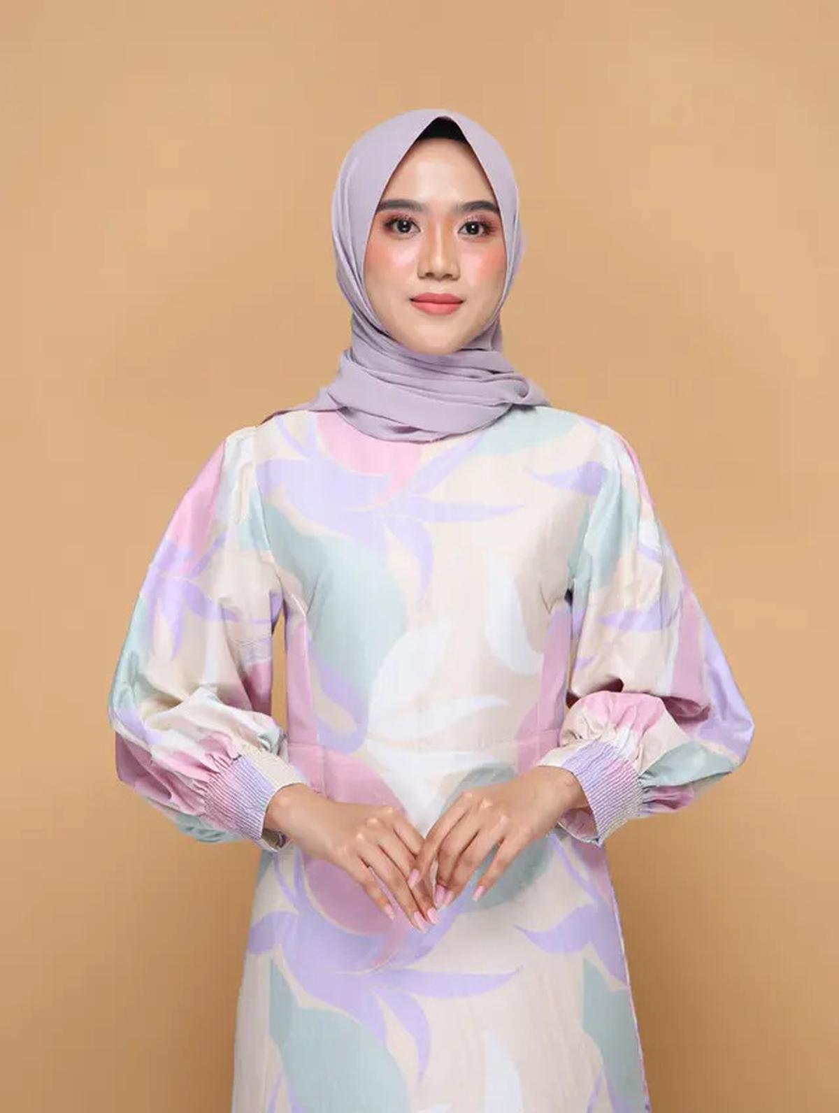 10 Model Gamis Batik Syar'i Slim Fit tapi Tetap Sopan, Kekinian di 2025