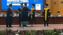 "Terimakasih juga untuk @univterbuka hari ini diwisuda sebagai Wisudawan kehormatan , sebuah kehormatan dan kebanggaan luar biasa 🙏🏻... So Today Officially Agustina H, S.Kom.,S.H.,M.H. (TINA TOON)," tulis Tina Toon.  [Instagram/tinatoon101]