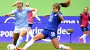 Pemain Chelsea, Maren Mjelde, berebut bola dengan pemain Manchester City,  Lauren Hemp, pada laga FA Women's Community Shield di Stadion Wembley, Sabtu (29/8/2020). Chelsea menang 2-0 atas Manchester City. (Justin Tallis/Pool via AP)