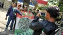 Bonek 1927, suporter klub sepak bola Persebaya Surabaya, berfoto di depan lokasi berlangsungnya KLB PSSI di Ancol, Jakarta, Rabu (3/8). Para Bonek menuntut tim kesayangannya, Persebaya, untuk bisa tampil dikompetisi resmi. (Liputan6.com/Gempur M Suray)