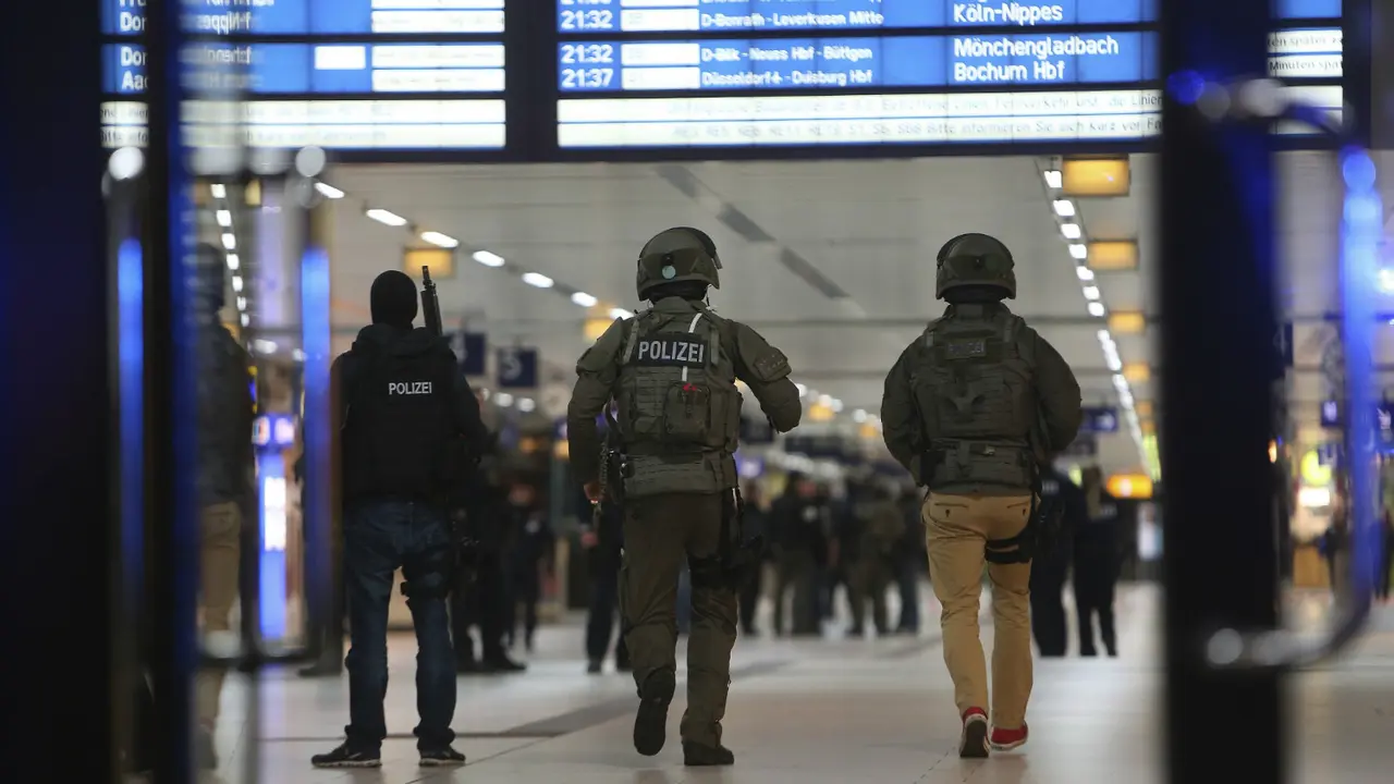 Pasukan polisi khusus dikerahkan ke stasiun utama Dusseldorf terkait serangan kapak di Jerman