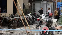 Sejumlah motor yang terparkir di depan gedung Ortala Kemenkopolhukam  rusaktertimpa material dari pembangunan gedung Kemenhan di Jakarta, Senin (30/11/2015). Empat staff Kemenkopolhukam luka tertimpa material bangunan. (Liputan6.com/Helmi Fithriansyah)