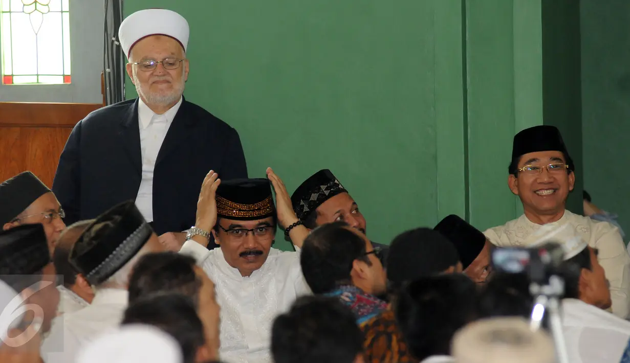 Mantan Menpora, Adhyaksa Dault (tengah) saat menghadiri Rekomendasi Calon Pemimpin Jakarta di Masjid Al Azhar Jakarta, Jumat (10/6). Majelis Pelayan Jakarta merekomendasikan tujuh nama balon Gubernur Jakarta 2017-2022. (Liputan6.com/Helmi Fithriansyah)