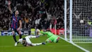 Pemain Barcelona Sergio Busquets (kiri) memberi isyarat setelah pemain Real Madrid Karim Benzema (tengah) mencetak gol offside pada pertandingan sepak bola leg pertama semifinal Copa del Rey di Stadion Santiago Bernabeu, Madrid, Spanyol, 2 Maret 2023. Barcelona sukses megalahkan Real Madrid dengan skor 1-0 berkat gol bunuh diri Eder Militao. (AP Photo/Bernat Armangue)